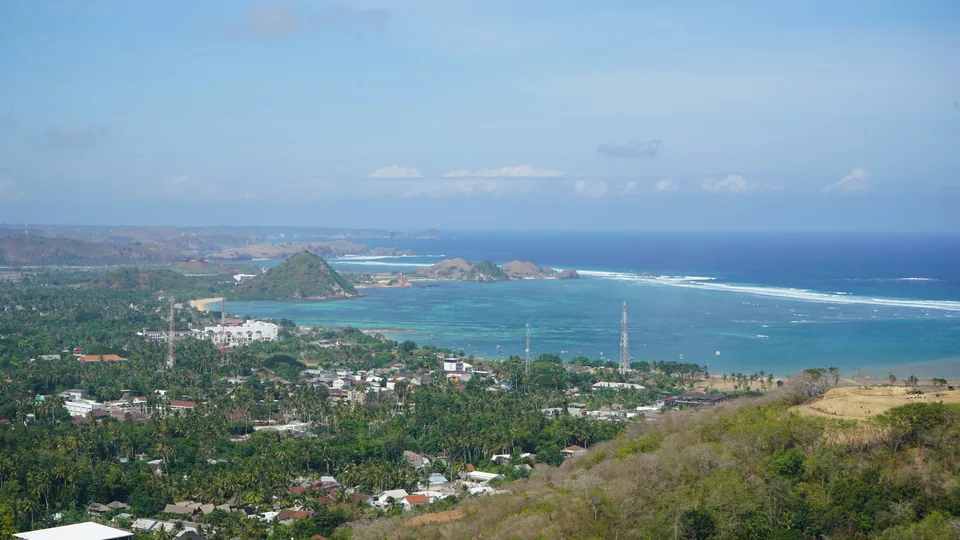 Kuta’s coastal village, green hills and turquoise bay in Lombok.